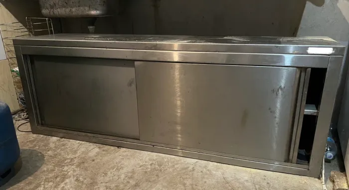 armário aéreo industrial de aço inoxidável com portas de correr horizontais.