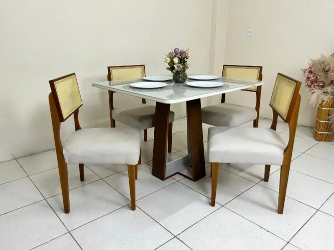 Mesa de Jantar Laís 1.15×0.94 com 4 Cadeiras Grécia- Produto Novo