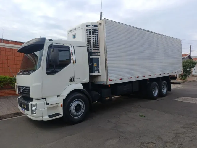 Volvo VM 260 ano 2008 câmera fria 