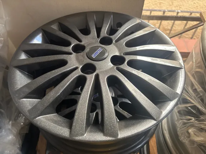Jogo de rodas original Fiat não é réplica aro 14