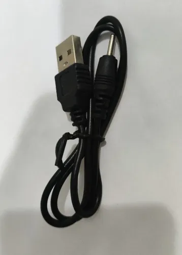 Cabo USB (Universal Serial Bus).
