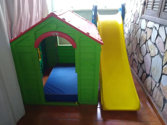Casinha e Escorregador Infantil