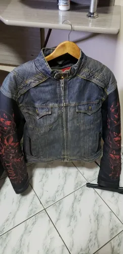 Jaqueta Jeans com Detalhes de Caveira