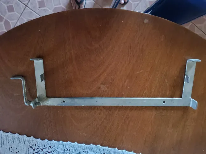Esticador de arame para caixilhos apícolas.