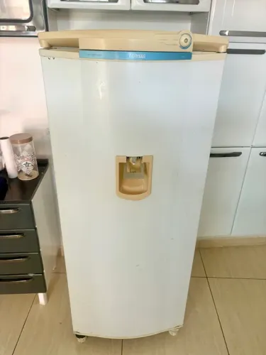 Geladeira Consul com água na porta
