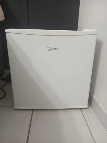 Mini Geladeira Midea - Ideal para seu espaço!