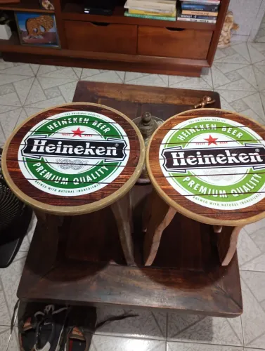 Duas Banquetas da HEINEKEN. Em madeira