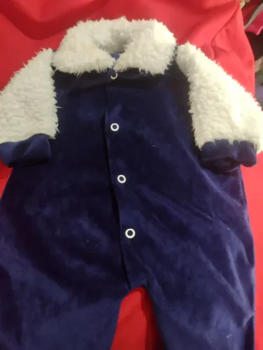 Roupa de bebê e um lote de macacão