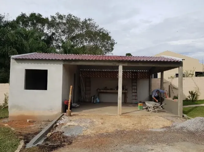 pedreiro, trabalho com rebocos, muros, calçadas, contra pisos, assentamento tijolos, etc.