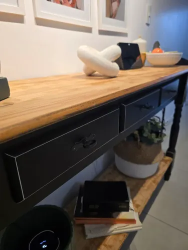Console preto com tampo de madeira
