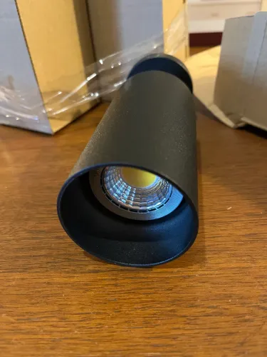 Spots pretos de metal com luz dimerizada e direcionável. Kit com 8 peças.
