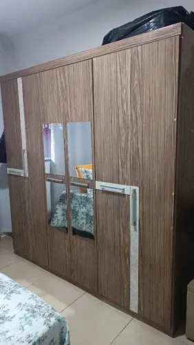 Vendo esse guerda roupa casal todo MDF com 6 portas.
