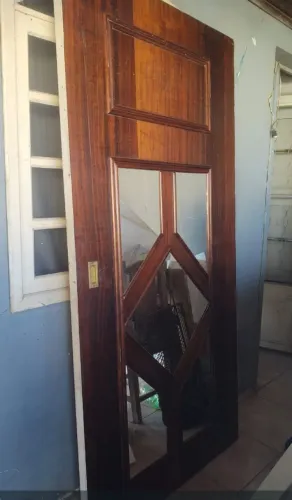 Vendo porta de madeira maciça de correr, com espelho medindo 2,15x1,05 em excelente estado