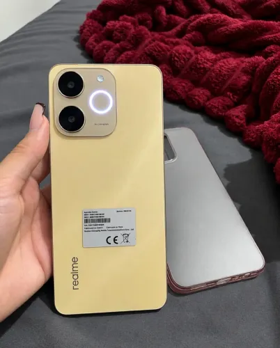 Realme C70 dourado, novo
