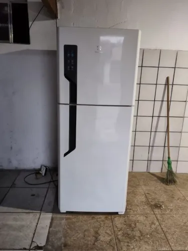 Geladeira Eletrolux semi nova 