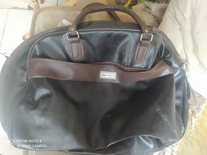 Vende_ bolsa toda em couro pra viagem