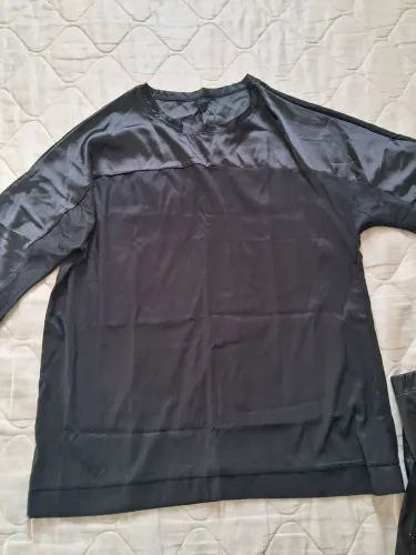 Camisa preta de tecido acetinado. Tamanho 2XL