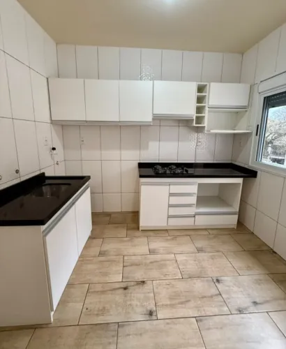 ALUGO apartamento semi mobiliado, 2 quartos e com 1 vaga de garagem coberta e privativa!