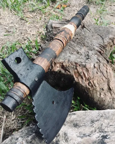 Machadinha Tática Combate Artesanal Aço Carbono Cabo Madeira