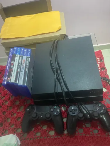 PS4 Com 2 Controles e 6 Jogos