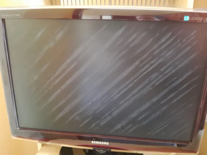 MONITOR SAMSUNG 24 POLEGADAS, COM PROBLEMA NA TELA.
