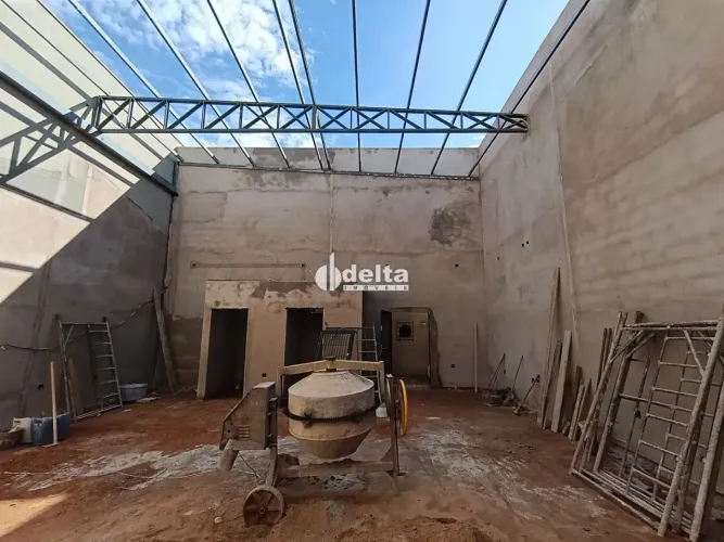 Loja disponível para locação no bairro Santa Mônica em Uberlândia-MG.