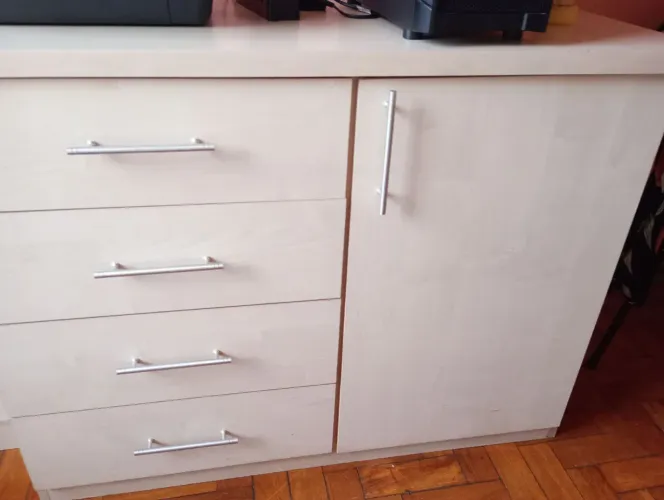 Vende-se móvel pra escritório com 4 gavetas e uma porta com uma prateleira semi-novo