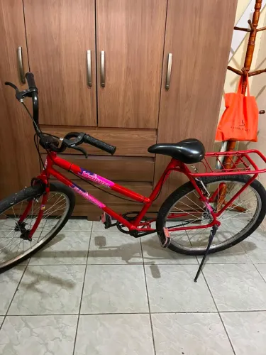 Vendo bicicleta feminina vermelha, em bom estado de conservação está funcionando normal
