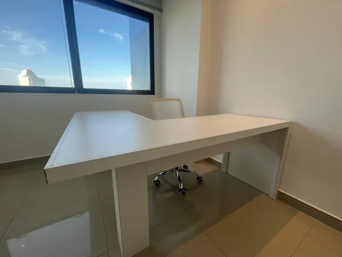 Mesa branca em formato L