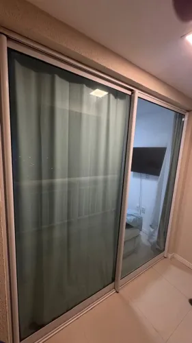 PORTA DE CORRER DE VIDRO TEMPERADO 6MM E ESTRUTURA EM ALUMÍNIO BCODE VÃO A:2,25MxC:2,18M