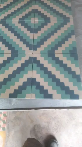 LADRILHOS HIDRÁULICOS 20CM ×20CM, NA OFERTA SE LEVAR O LOTE INTEIRO DE 35 PEÇAS.