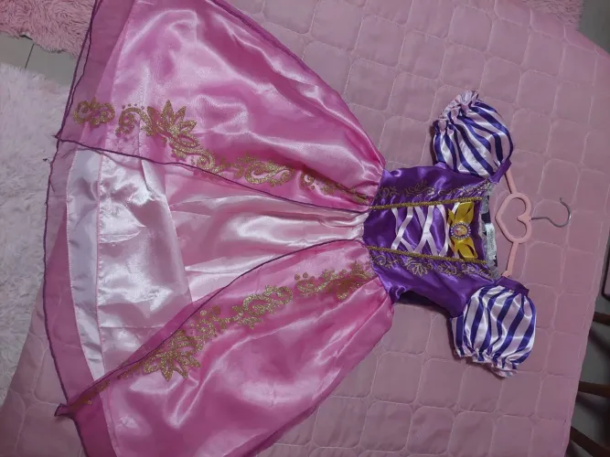 Vestido fantasia Princesa Rapunzel.