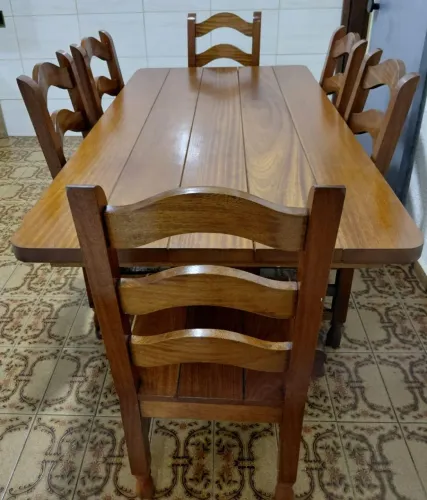 Mesa e cadeiras madeira maciça