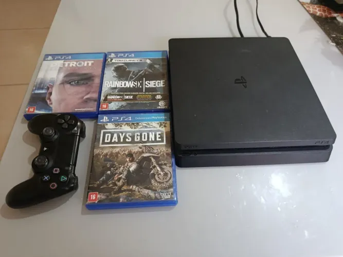 PS4 com controle cabos e jogos