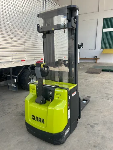 Empilhadeira Clark sx16