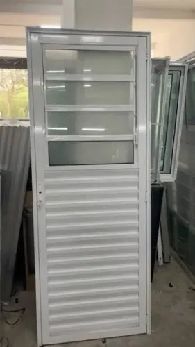 Porta em Alumínio com vidros e grade
