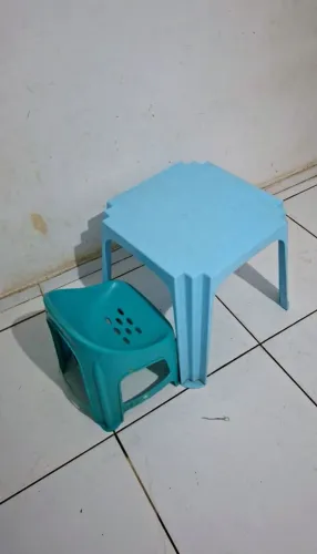 Mesa infantil com cadeira