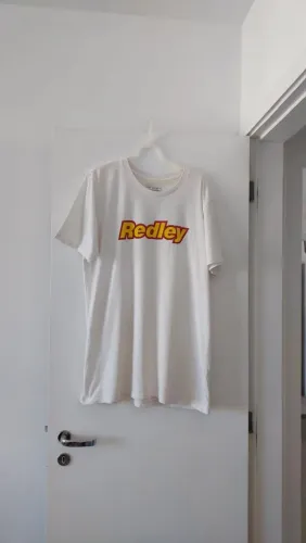 Camiseta Redley Tamanho G. Largura 57cm; Altura 80cm.