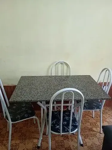 Vendo mesa com 4 cadeiras 
