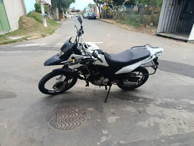 XRE muito nova e cabeçote já com vela fina! Valor 17 mil 