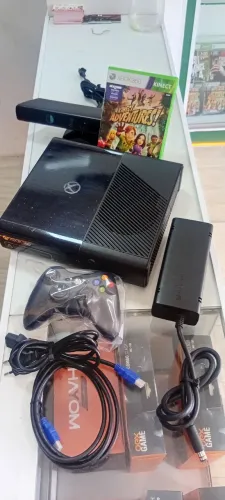 Xbox 360 Travado com 1 Controle 1Jogo e um Kinect Semi Novo