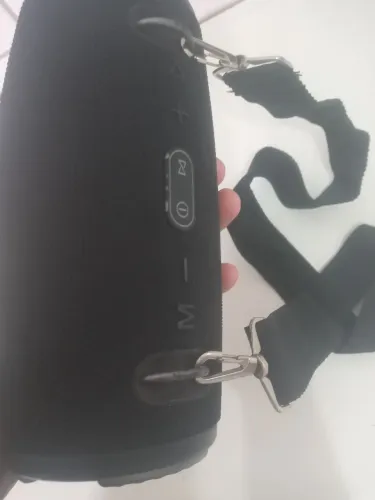 Uma caixa de som JBL seminova