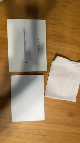 Magic Trackpad. Bateria interna com 15 dias de uso intenso.