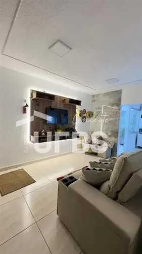 BELÍSSIMA CASA COM 82m², DOIS BANHEIROS, QUATRO QUARTOS, JARDIM DE INVERNO POR APENAS 310