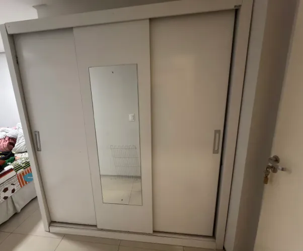Guarda-roupa casal 3 portas de correr com espelho - Usado
