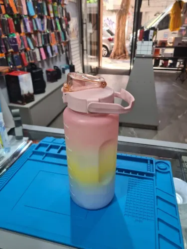Garrafa de água motivacional com design em degradê colorido