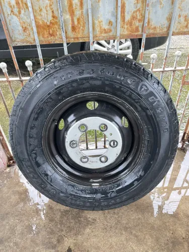 Roda com pneu