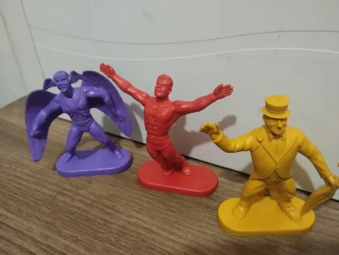 ACTION FIGURES EM LOTE COM 3 , SENDO PINGUIM, ,SUPERMAN E GAVIÃO NEGRO