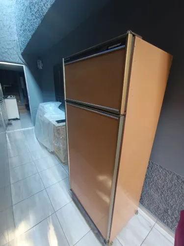 Geladeira antiga, bem conservada em ótimo estado