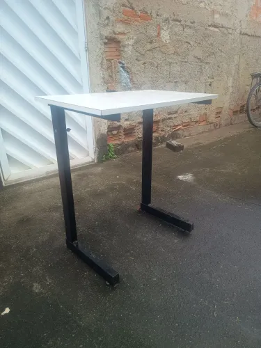 Mesa de madeira e fórmica com estrutura em aço